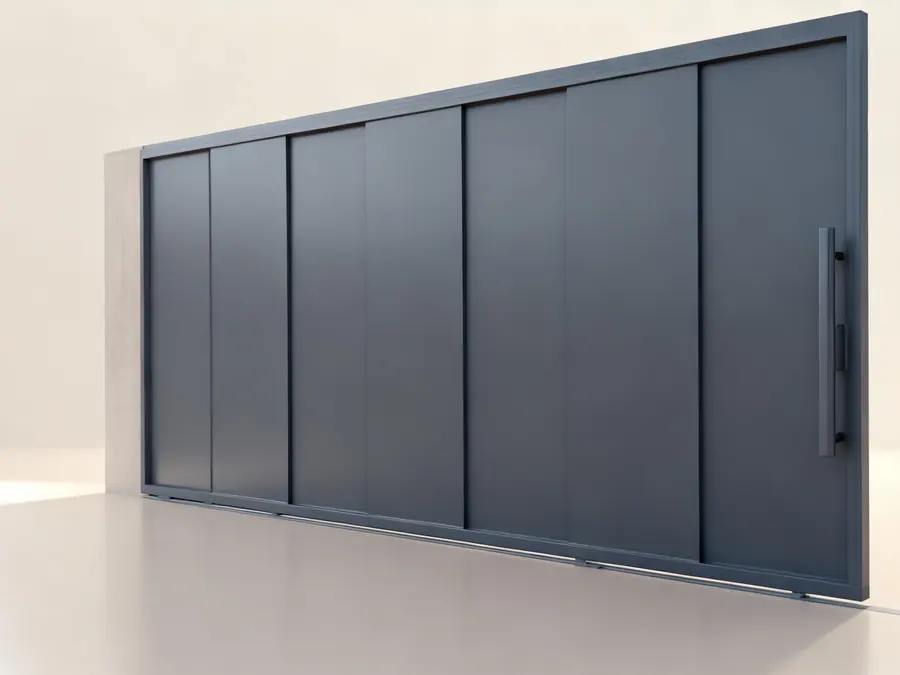 Portón corredizo de paneles lisos en aluminio con manija vertical